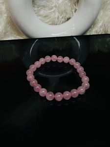 Bracelet élastique fait main en perles de cristal de quartz rose rondes de 8 mm du Gujarat - Protection spirituelle et croissance des qualités semi-précieuses - Product Image 3