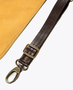 ผ้าคลุมตัดผมสีเหลืองพร้อมสายรัดเอวปรับได้และกระเป๋าลายสก็อต - Product Image 3