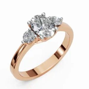 Bague en diamant ovale cultivé en laboratoire de la collection Trilogy, en or jaune, rose ou blanc 9kt, 14kt ou 18kt, 1,00 carat, trois pierres, bijoux durables - Product Image 1