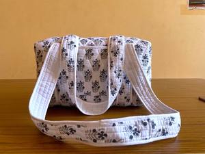 Bolsa de Lona Acolchada de Algodón con Estampado Artesanal de Jaipur, Cierre de Cremallera, Bolsillo, Ligera, Deportiva, Resistente y Lavable - Product Image 4