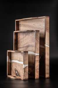Plateau de présentation en bois et résine époxy de qualité supérieure, fait main, avec poignées en métal doré design, pour servir des aliments, des boissons et recevoir des invités - Product Image 4