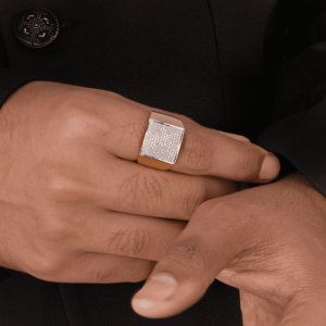 แหวนตราประทับเพชรสำหรับผู้ชายระดับพรีเมียม ประดับด้วยไมโครเพฟเซ็ตติ้ง ชุบทอง - เครื่องประดับชั้นดี - Product Image 2