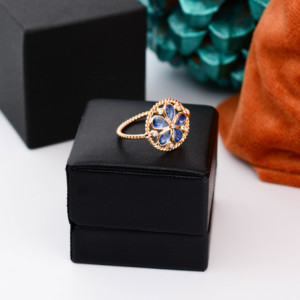 Bague florale en saphir bleu naturel et diamant en or jaune massif 18 carats, avec pétales taillés en poire, pierre de naissance de septembre - Product Image 5
