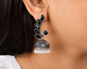 Boucles d'oreilles Jhumka en laiton oxydé argenté avec zircon en forme de feuille pour femmes, vente en gros |   Boucles d'oreilles ethniques indiennes bohèmes pour soirée - Product Image 6
