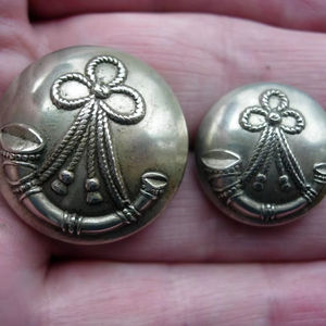 Botones Metálicos Decorativos Personalizados para Bandas de Marcha y Uniformes de Desfile, Accesorios Premium para Blazers - Product Image 1