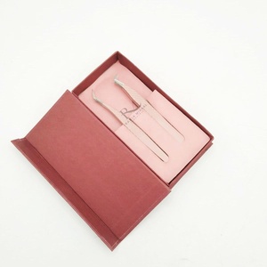 Pince à épiler pour extensions de cils en acier inoxydable, pointe argentée et revêtement poudré rose clair / Double pince à épiler, emballage en boîte cartonnée - Product Image 3