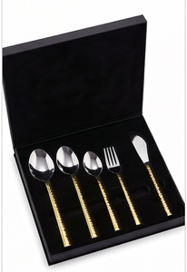 Ensemble de couverts élégants en métal plaqué or, design moderne, finition miroir, résistant à la rouille, pour la vaisselle de mariage. - Product Image 6