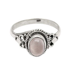 Joyería minimalista hecha a mano en plata de ley 925, anillo de boda bohemio y delicado con hermosa piedra de cuarzo rosa. - Product Image 1