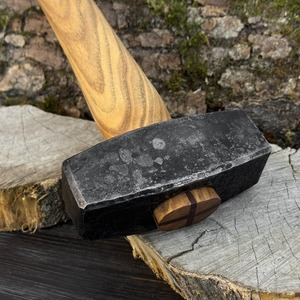 ค้อนตีเหล็กทำมือ หัวเหล็กคาร์บอน ด้ามไม้แอชตามหลักสรีรศาสตร์ ตีขึ้นรูปสองด้าน เครื่องมือขึ้นรูปโลหะ OEM DIY สำหรับผู้เริ่มต้น - Product Image 2