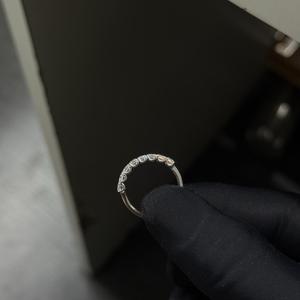 Bague solitaire élégante en moissanite de laboratoire avec sertissage sécurisé par griffes, idéale pour les fiançailles et les propositions de mariage - Product Image 1