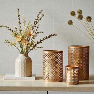 Portavelas de latón con diseño geométrico recortado, resistente al calor, para decoración del hogar. - Product Image 3