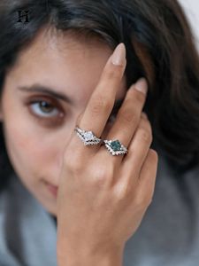 Anillo de compromiso de lujo con diamante de laboratorio talla princesa y conjunto de anillos apilables de boda de oro blanco de 14K con diseño de chevron curvo - Product Image 6