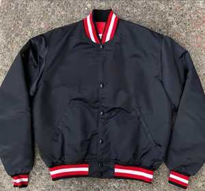 Veste universitaire vintage personnalisable en laine/polyester avec logo brodé, fermeture boutonnée sur le devant, hiver, grandes tailles, écologique - Product Image 4