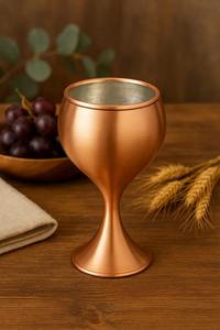 Copa de vino básica con tallo de cobre, perfecta para servir cócteles, vinos y bebidas en clubes, bares y fiestas, hecha a mano en India. - Product Image 4