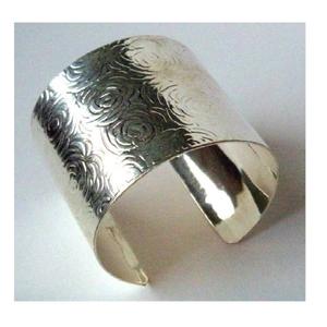 Anneau de serviette carré en aluminium doré texturé moderne, accessoire de table écologique et unique pour mariage, fête, dîner de luxe - Product Image 6