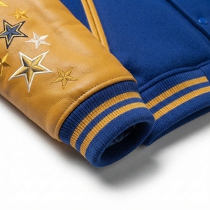 Chaqueta Varsity de Materiales Mixtos, Cuerpo de Lana Original Premium, Mangas de Cuero Sintético, Dobladillo Acanalado, Prenda Exterior Personalizada de Estilo Urbano - Product Image 4
