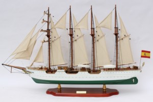 Maqueta de Barco de Madera Maciza de Juan Sebastián de Elcano - Arte Popular Pintado a Mano, Forma Irregular, Decoración para el Hogar - Product Image 3