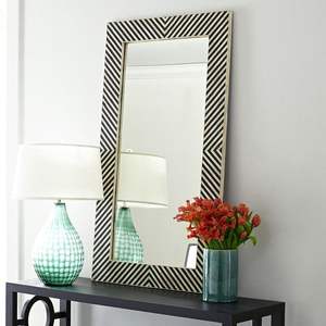 Cadre de miroir en résine avec incrustation de os, style artisanal traditionnel et influences contemporaines, pour un intérieur de luxe - Product Image 6
