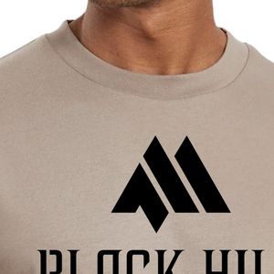 เสื้อยืดคอกลมแขนสั้นผู้ชายสีเทาอมน้ำตาล Black Hill Sports Graphic Casual Tee Relaxed Streetwear Shirt เสื้อผ้าสำหรับใส่ในชีวิตประจำวัน - Product Image 2