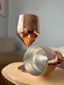 Verre à vin en cuivre fait main avec design martelé et finition polie brillante pour les fêtes avec couvercle et accessoires de paille - Product Image 5