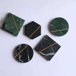 Juego de Posavasos Modernos de Mármol, Redondos, Hexagonales y Cuadrados, de Piedra Verde y Negra con Franja Dorada, Antideslizantes, Decoración de Mesa - Product Image 1