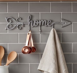 El mejor gancho de pared con diseño de flecha en metal plateado con acabado pulido a espejo, perfecto para un almacenamiento elegante de abrigos y toallas en el hogar. - Product Image 6