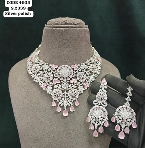 Conjunto de collar llamativo con diseño floral en plata chapada, pendientes de borla en forma de lágrima y conjunto de joyería nupcial para boda con mang tika. - Product Image 4