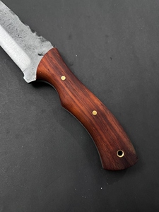 Cuchillo de Caza Jexa de Acero Forjado con Hoja Fija, Borde Parcialmente Dentado, Mango de Madera de Paddock y Funda de Cuero para Acampar al Aire Libre - Product Image 3