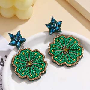 Boucles d'oreilles créoles pendantes modernes, tendance, florales, faites main, brodées, perlées, pour mariage, fête, événement festif, best-seller, mode - Product Image 6