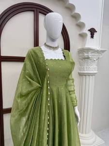 Ensemble Anarkali pakistanais vert en soie brodé pour femme, robe longue en résille à séchage rapide, tenue Palazzo, idéal pour les fêtes et mariages - Product Image 5