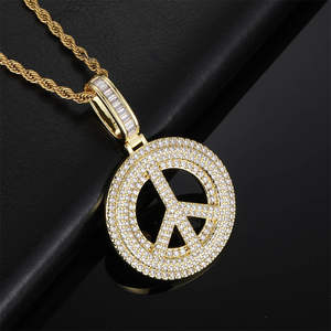 Colgante de Lujo con Cruz de Moissanita de Corte Esmeralda en Plata 925, Chapado en Oro, Estilo HipHop, Totalmente Cubierto de Circonitas, Venta al Por Mayor - Product Image 3