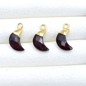 Colgante de Granate en Forma de Media Luna 5x16mm |   Amuleto de media luna |   Colgante Rojo Hecho a Mano con Baño de Oro para la Creación de Joyas y Regalos de Amor - Product Image 2