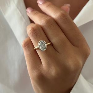Anillo Solitario de Diamante Cultivado en Laboratorio de Corte Ovalado de 1.5 Quilates E VVS2, Anillo de Compromiso con Engaste de Bisel, Certificado IGI - Product Image 1