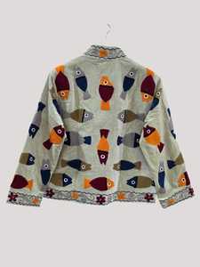 Veste Suzani en velours faite main avec motif de poisson audacieux et emblématique, brodée par un artisan moderne, manteau d'hiver bohème, vêtement d'extérieur. - Product Image 3