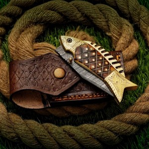 Cuchillo Plegable de Acero de Damasco con Mango de Latón en Forma de Pez, Funda de Cuero, Hoja de Punta Caída, para Camping y Uso al Aire Libre - Product Image 1