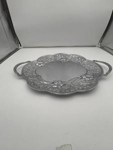 Plateau de service décoratif en métal avec poignées et motif floral, parfait pour une utilisation quotidienne, pour servir à table et pour la décoration de la maison - Product Image 5