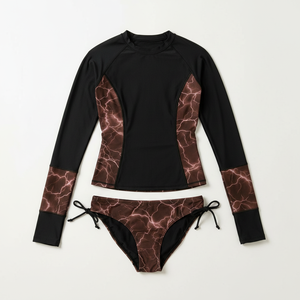 Ensemble Rash Guard Slim Fit pour Femme : Haut à Manches Longues avec Panneaux Contrastants et Imprimé Éclair, et Bas de Bikini - Product Image 4