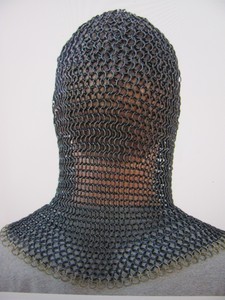 Coif médiéval léger en maille d'aluminium noire traditionnelle pour costume de reconstitution historique Renaissance - Product Image 2