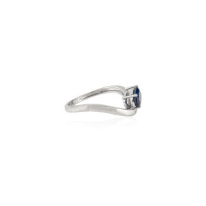 Anillo apilable de banda ondulada hecho a mano con zafiro azul de alta calidad para unisex, oro blanco K14, joyería para pedidos al por mayor. - Product Image 5
