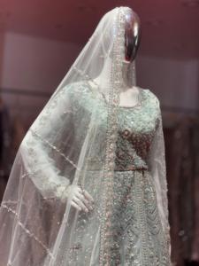 Lehenga de vêtements de fête de couleur claire avec Big Flair Heavy Bits Work et broderie à la main complète sur tissu en filet - Product Image 4