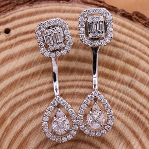 Pendientes de Oro Blanco de 18k con Diamantes Naturales en Forma de Baguette y Halo, Joyas Memoria, Venta al Por Mayor - Product Image 4