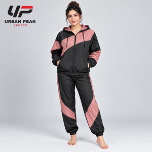 Survêtement coupe-vent élégant pour femme avec détails réfléchissants, ourlet de veste ajustable et apparence athlétique contemporaine - Product Image 1