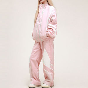 Conjunto de Chaqueta Cortavientos y Pantalones Cortos Personalizados para Mujer - Product Image 4