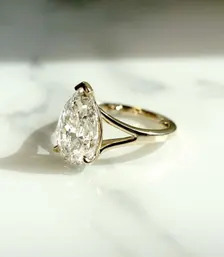Bague de fiançailles et de mariage solitaire vintage en or massif 10K pour femme, 4g, avec diamant de laboratoire taille poire certifié IGI, couleur D, 2 carats - Product Image 4