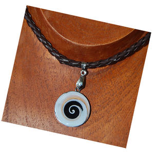 Colgantes de Concha de Indonesia, Colgantes de Concha Natural con Ojo, Motivo de Pez en Acero Inoxidable, Logotipo Personalizable, Tamaño 25mm, para Regalos - Product Image 1