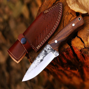 Couteau de chasse à lame fixe en argent avec manche en bois brun, lame finition martelée rustique, couteau utilitaire pour le camping et le bushcraft en extérieur - Product Image 1