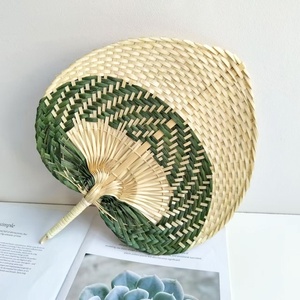 Ventiladores de bambú natural a buen precio para recuerdos de fiestas y bodas, abanicos de mano de hoja de palma trenzados a mano. - Product Image 1
