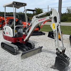 Mini-excavatrice Takeuchi robuste conçue pour les tâches d'excavation difficiles avec des composants durables et une force de creusement puissante - Product Image 1