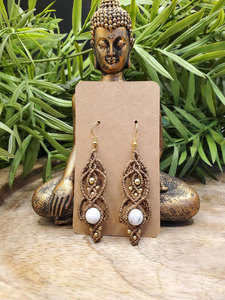 Boucles d'oreilles pendantes en howlite blanche faites à la main, cordon marron, style bohème, perles dorées, bijoux artisanaux pour femmes - Product Image 4