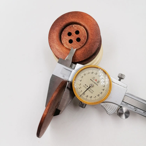 Botón de Madera Natural de 4 Agujeros, Botón Redondo de Madera para Manualidades y Decoración de Ropa - Product Image 5